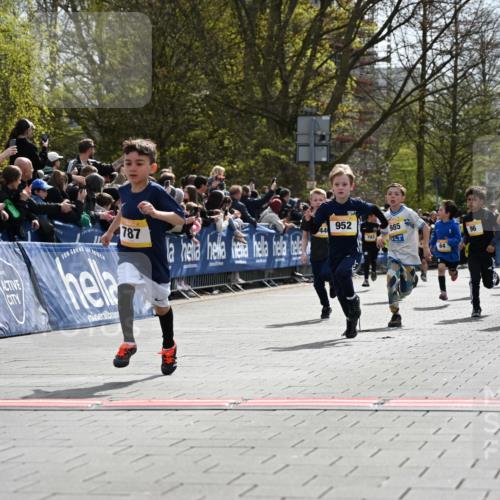 12.04.2026 - 45. Internationalen Wilhelmsburger Insellauf J. Mangold http://msf.ph/oto/9521491 12.04.2026 14:19:51 Ziel 787, 952, 1604, 985, 944, 64, 96, 579, 740 meine-sportfotos.de