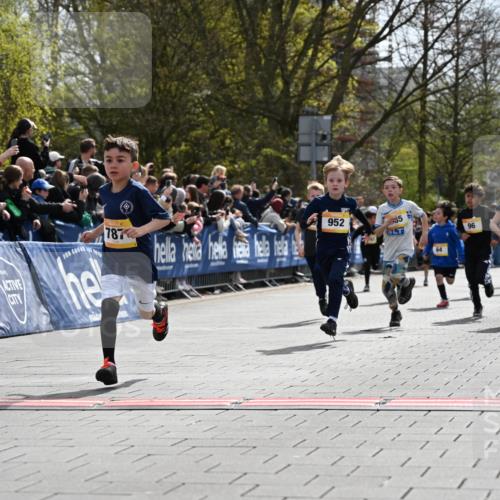 12.04.2026 - 45. Internationalen Wilhelmsburger Insellauf J. Mangold http://msf.ph/oto/9521492 12.04.2026 14:19:51 Ziel 787, 952, 1604, 985, 944, 64, 96, 579, 740 meine-sportfotos.de