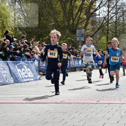 12.04.2026 - 45. Internationalen Wilhelmsburger Insellauf J. Mangold http://msf.ph/oto/9521501 12.04.2026 14:19:52 Ziel 787, 952, 1604, 985, 944, 64, 96, 579, 740, 943, 793, 845 meine-sportfotos.de