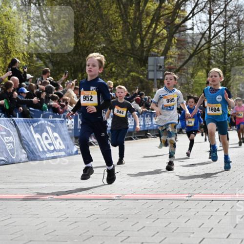 12.04.2026 - 45. Internationalen Wilhelmsburger Insellauf J. Mangold http://msf.ph/oto/9521502 12.04.2026 14:19:52 Ziel 787, 952, 1604, 985, 944, 64, 96, 579, 740, 943, 793, 845 meine-sportfotos.de