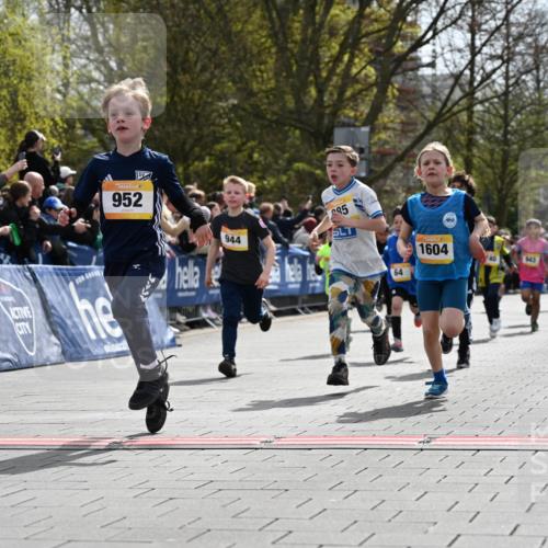 12.04.2026 - 45. Internationalen Wilhelmsburger Insellauf J. Mangold http://msf.ph/oto/9521505 12.04.2026 14:19:52 Ziel 787, 952, 1604, 985, 944, 64, 96, 579, 740, 943, 793, 845 meine-sportfotos.de
