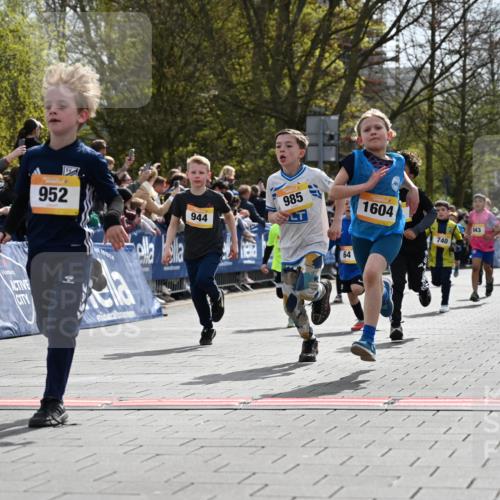 12.04.2026 - 45. Internationalen Wilhelmsburger Insellauf J. Mangold http://msf.ph/oto/9521507 12.04.2026 14:19:52 Ziel 787, 952, 1604, 985, 944, 64, 96, 579, 740, 943, 793, 845 meine-sportfotos.de