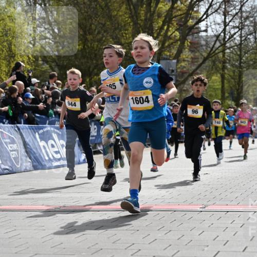 12.04.2026 - 45. Internationalen Wilhelmsburger Insellauf J. Mangold http://msf.ph/oto/9521512 12.04.2026 14:19:53 Ziel 787, 952, 1604, 985, 944, 64, 96, 579, 740, 943, 793, 845, 682, 413 meine-sportfotos.de