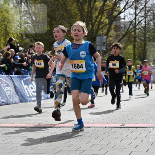 12.04.2026 - 45. Internationalen Wilhelmsburger Insellauf J. Mangold http://msf.ph/oto/9521513 12.04.2026 14:19:53 Ziel 787, 952, 1604, 985, 944, 64, 96, 579, 740, 943, 793, 845, 682, 413 meine-sportfotos.de