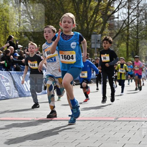 12.04.2026 - 45. Internationalen Wilhelmsburger Insellauf J. Mangold http://msf.ph/oto/9521514 12.04.2026 14:19:53 Ziel 787, 952, 1604, 985, 944, 64, 96, 579, 740, 943, 793, 845, 682, 413 meine-sportfotos.de