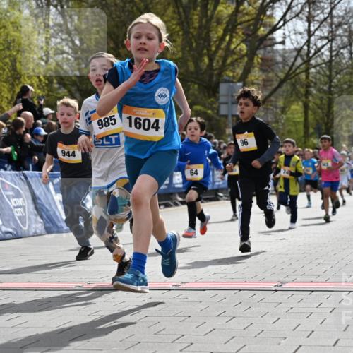 12.04.2026 - 45. Internationalen Wilhelmsburger Insellauf J. Mangold http://msf.ph/oto/9521515 12.04.2026 14:19:53 Ziel 787, 952, 1604, 985, 944, 64, 96, 579, 740, 943, 793, 845, 682, 413 meine-sportfotos.de