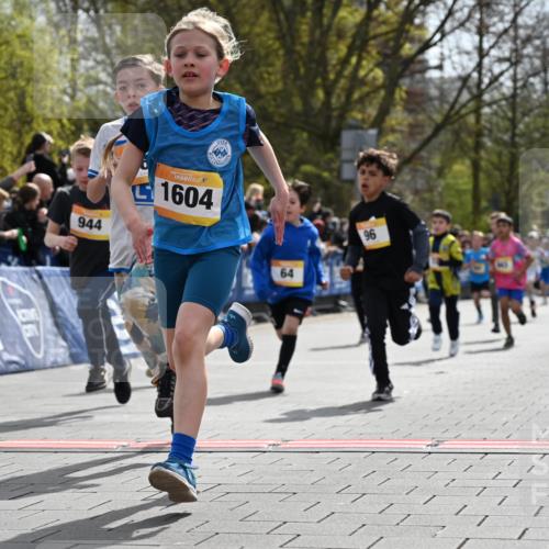 12.04.2026 - 45. Internationalen Wilhelmsburger Insellauf J. Mangold http://msf.ph/oto/9521516 12.04.2026 14:19:53 Ziel 787, 952, 1604, 985, 944, 64, 96, 579, 740, 943, 793, 845, 682, 413 meine-sportfotos.de