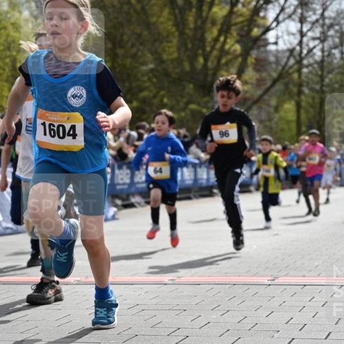 12.04.2026 - 45. Internationalen Wilhelmsburger Insellauf J. Mangold http://msf.ph/oto/9521518 12.04.2026 14:19:53 Ziel 787, 952, 1604, 985, 944, 64, 96, 579, 740, 943, 793, 845, 682, 413 meine-sportfotos.de