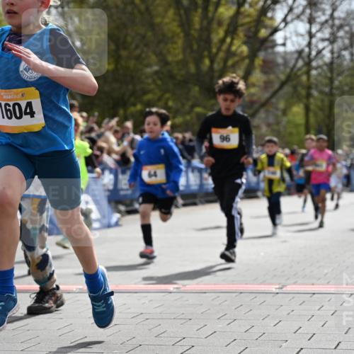 12.04.2026 - 45. Internationalen Wilhelmsburger Insellauf J. Mangold http://msf.ph/oto/9521519 12.04.2026 14:19:53 Ziel 787, 952, 1604, 985, 944, 64, 96, 579, 740, 943, 793, 845, 682, 413 meine-sportfotos.de