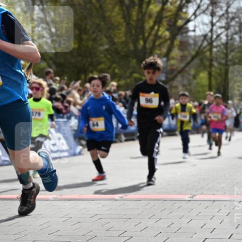 12.04.2026 - 45. Internationalen Wilhelmsburger Insellauf J. Mangold http://msf.ph/oto/9521520 12.04.2026 14:19:53 Ziel 787, 952, 1604, 985, 944, 64, 96, 579, 740, 943, 793, 845, 682, 413 meine-sportfotos.de