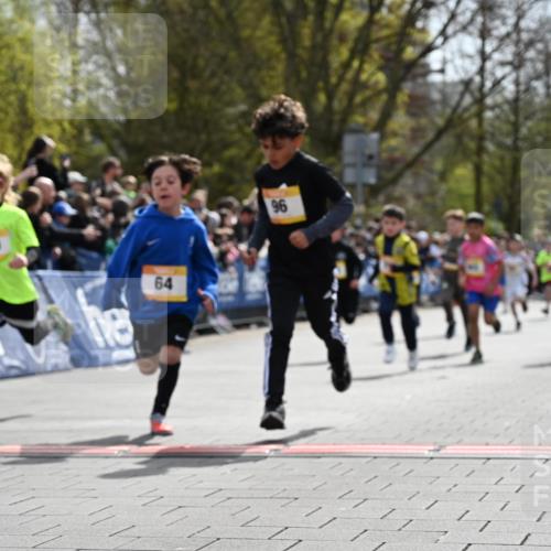 12.04.2026 - 45. Internationalen Wilhelmsburger Insellauf J. Mangold http://msf.ph/oto/9521523 12.04.2026 14:19:54 Ziel 787, 952, 1604, 985, 944, 64, 96, 579, 740, 943, 793, 845, 682, 413, 982 meine-sportfotos.de