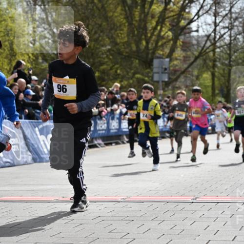 12.04.2026 - 45. Internationalen Wilhelmsburger Insellauf J. Mangold http://msf.ph/oto/9521525 12.04.2026 14:19:54 Ziel 787, 952, 1604, 985, 944, 64, 96, 579, 740, 943, 793, 845, 682, 413, 982 meine-sportfotos.de