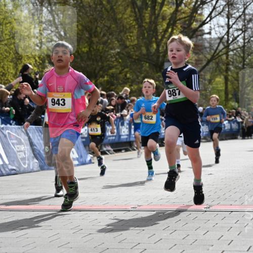 12.04.2026 - 45. Internationalen Wilhelmsburger Insellauf J. Mangold http://msf.ph/oto/9521545 12.04.2026 14:19:56 Ziel 952, 1604, 985, 944, 64, 96, 579, 740, 943, 793, 845, 682, 413, 982, 155, 621 meine-sportfotos.de