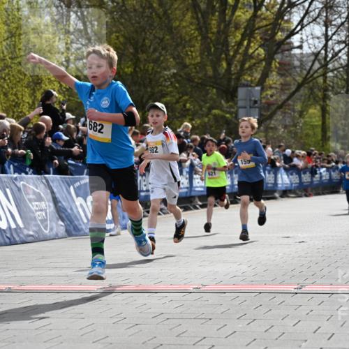 12.04.2026 - 45. Internationalen Wilhelmsburger Insellauf J. Mangold http://msf.ph/oto/9521547 12.04.2026 14:19:57 Ziel 944, 64, 96, 579, 740, 943, 793, 845, 682, 413, 982, 155, 621 meine-sportfotos.de