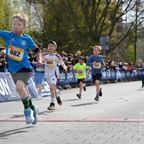 12.04.2026 - 45. Internationalen Wilhelmsburger Insellauf J. Mangold http://msf.ph/oto/9521551 12.04.2026 14:19:58 Ziel 96, 579, 740, 943, 793, 845, 682, 413, 982, 155, 621, 1602 meine-sportfotos.de