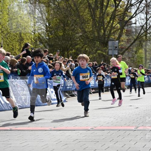 12.04.2026 - 45. Internationalen Wilhelmsburger Insellauf J. Mangold http://msf.ph/oto/9521586 12.04.2026 14:20:03 Ziel 155, 621, 1602, 478, 83, 968, 465, 631, 1621, 304, 225 meine-sportfotos.de