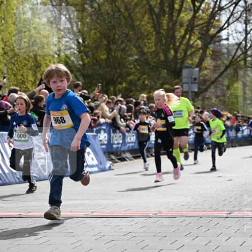 12.04.2026 - 45. Internationalen Wilhelmsburger Insellauf J. Mangold http://msf.ph/oto/9521595 12.04.2026 14:20:03 Ziel 155, 621, 1602, 478, 83, 968, 465, 631, 1621, 304, 225 meine-sportfotos.de