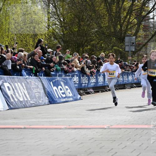 12.04.2026 - 45. Internationalen Wilhelmsburger Insellauf J. Mangold http://msf.ph/oto/9521655 12.04.2026 14:20:13 Ziel 447, 560, 734, 775, 587, 405, 1060, 642, 753, 750 meine-sportfotos.de