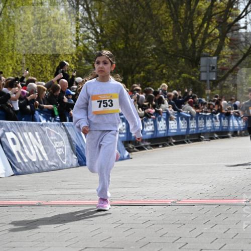 12.04.2026 - 45. Internationalen Wilhelmsburger Insellauf J. Mangold http://msf.ph/oto/9521679 12.04.2026 14:20:15 Ziel 587, 405, 1060, 642, 753, 750, 1623, 844, 34 meine-sportfotos.de