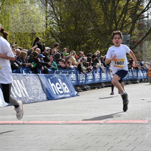 12.04.2026 - 45. Internationalen Wilhelmsburger Insellauf J. Mangold http://msf.ph/oto/9521708 12.04.2026 14:20:21 Ziel 750, 1623, 844, 34, 949, 1607, 29, 948, 1058, 966 meine-sportfotos.de