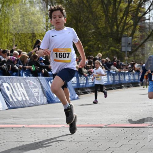12.04.2026 - 45. Internationalen Wilhelmsburger Insellauf J. Mangold http://msf.ph/oto/9521716 12.04.2026 14:20:21 Ziel 750, 1623, 844, 34, 949, 1607, 29, 948, 1058, 966 meine-sportfotos.de