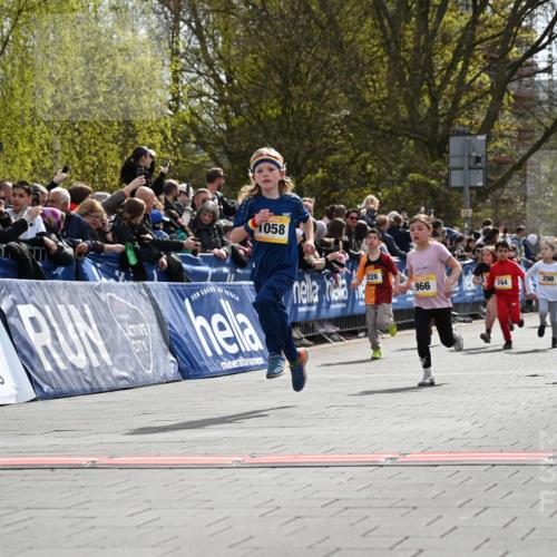 12.04.2026 - 45. Internationalen Wilhelmsburger Insellauf J. Mangold http://msf.ph/oto/9521729 12.04.2026 14:20:24 Ziel 949, 1607, 29, 948, 1058, 966, 998, 228, 298, 293, 744, 1008, 747, 262, 598 meine-sportfotos.de
