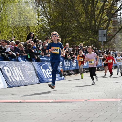 12.04.2026 - 45. Internationalen Wilhelmsburger Insellauf J. Mangold http://msf.ph/oto/9521730 12.04.2026 14:20:24 Ziel 949, 1607, 29, 948, 1058, 966, 998, 228, 298, 293, 744, 1008, 747, 262, 598 meine-sportfotos.de