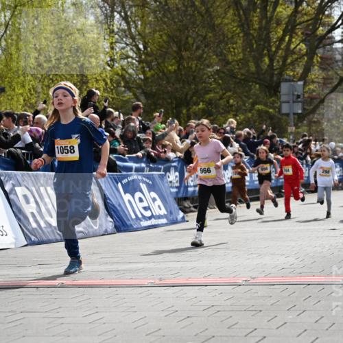 12.04.2026 - 45. Internationalen Wilhelmsburger Insellauf J. Mangold http://msf.ph/oto/9521736 12.04.2026 14:20:24 Ziel 949, 1607, 29, 948, 1058, 966, 998, 228, 298, 293, 744, 1008, 747, 262, 598 meine-sportfotos.de