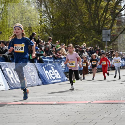 12.04.2026 - 45. Internationalen Wilhelmsburger Insellauf J. Mangold http://msf.ph/oto/9521737 12.04.2026 14:20:25 Ziel 1607, 29, 948, 1058, 966, 998, 228, 298, 293, 744, 1008, 747, 262, 598, 730 meine-sportfotos.de