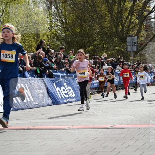 12.04.2026 - 45. Internationalen Wilhelmsburger Insellauf J. Mangold http://msf.ph/oto/9521739 12.04.2026 14:20:25 Ziel 1607, 29, 948, 1058, 966, 998, 228, 298, 293, 744, 1008, 747, 262, 598, 730 meine-sportfotos.de