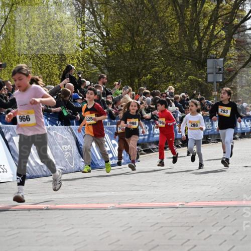 12.04.2026 - 45. Internationalen Wilhelmsburger Insellauf J. Mangold http://msf.ph/oto/9521745 12.04.2026 14:20:26 Ziel 29, 948, 1058, 966, 998, 228, 298, 293, 744, 1008, 747, 262, 598, 730, 632 meine-sportfotos.de