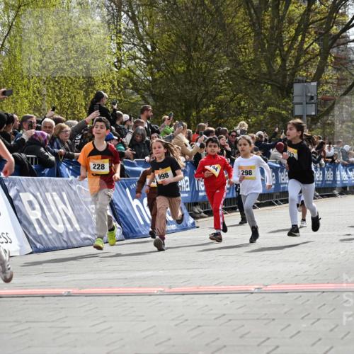 12.04.2026 - 45. Internationalen Wilhelmsburger Insellauf J. Mangold http://msf.ph/oto/9521749 12.04.2026 14:20:26 Ziel 29, 948, 1058, 966, 998, 228, 298, 293, 744, 1008, 747, 262, 598, 730, 632 meine-sportfotos.de