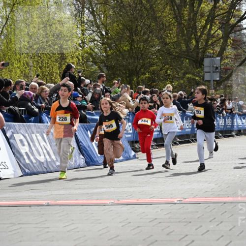 12.04.2026 - 45. Internationalen Wilhelmsburger Insellauf J. Mangold http://msf.ph/oto/9521750 12.04.2026 14:20:26 Ziel 29, 948, 1058, 966, 998, 228, 298, 293, 744, 1008, 747, 262, 598, 730, 632 meine-sportfotos.de