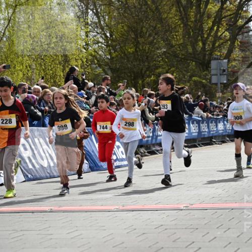 12.04.2026 - 45. Internationalen Wilhelmsburger Insellauf J. Mangold http://msf.ph/oto/9521758 12.04.2026 14:20:27 Ziel 948, 1058, 966, 998, 228, 298, 293, 744, 1008, 747, 262, 598, 730, 632, 1608 meine-sportfotos.de
