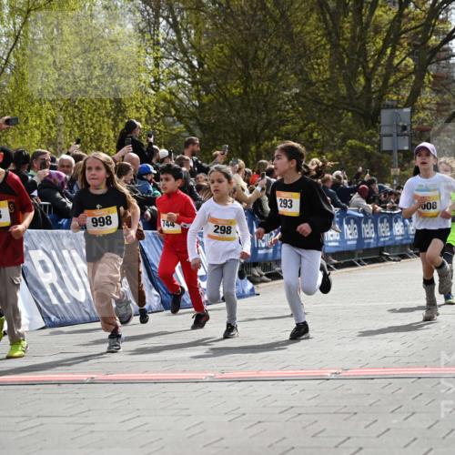 12.04.2026 - 45. Internationalen Wilhelmsburger Insellauf J. Mangold http://msf.ph/oto/9521759 12.04.2026 14:20:27 Ziel 948, 1058, 966, 998, 228, 298, 293, 744, 1008, 747, 262, 598, 730, 632, 1608 meine-sportfotos.de