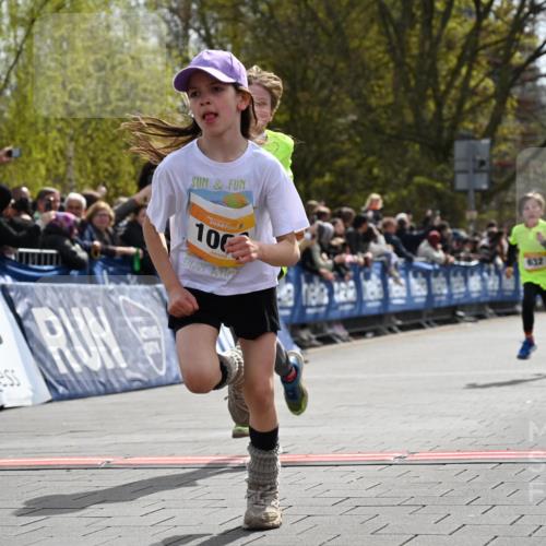 12.04.2026 - 45. Internationalen Wilhelmsburger Insellauf J. Mangold http://msf.ph/oto/9521773 12.04.2026 14:20:29 Ziel 966, 998, 228, 298, 293, 744, 1008, 747, 262, 598, 730, 632, 1608, 165 meine-sportfotos.de