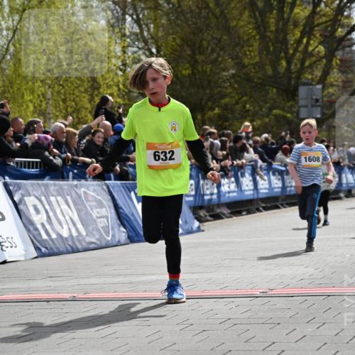 12.04.2026 - 45. Internationalen Wilhelmsburger Insellauf J. Mangold http://msf.ph/oto/9521784 12.04.2026 14:20:30 Ziel 998, 228, 298, 293, 744, 1008, 747, 262, 598, 730, 632, 1608, 165 meine-sportfotos.de