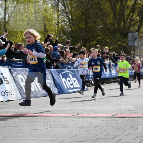 12.04.2026 - 45. Internationalen Wilhelmsburger Insellauf J. Mangold http://msf.ph/oto/9521826 12.04.2026 14:20:41 Ziel 576, 935, 301, 61, 237, 578, 751, 940, 958, 832, 1610, 3 meine-sportfotos.de