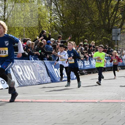 12.04.2026 - 45. Internationalen Wilhelmsburger Insellauf J. Mangold http://msf.ph/oto/9521829 12.04.2026 14:20:41 Ziel 576, 935, 301, 61, 237, 578, 751, 940, 958, 832, 1610, 3 meine-sportfotos.de