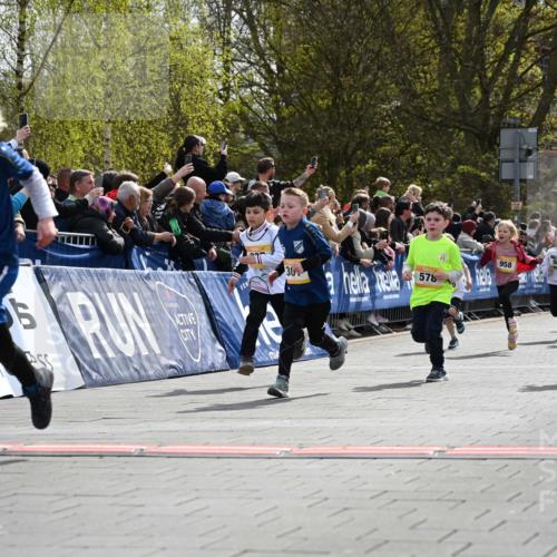 12.04.2026 - 45. Internationalen Wilhelmsburger Insellauf J. Mangold http://msf.ph/oto/9521830 12.04.2026 14:20:41 Ziel 576, 935, 301, 61, 237, 578, 751, 940, 958, 832, 1610, 3 meine-sportfotos.de