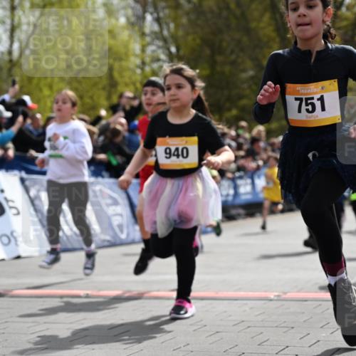 12.04.2026 - 45. Internationalen Wilhelmsburger Insellauf J. Mangold http://msf.ph/oto/9521864 12.04.2026 14:20:45 Ziel 301, 61, 237, 578, 751, 940, 958, 832, 1610, 3, 285, 1073, 767, 404, 318, 539, 431, 135, 545, 537, 30, 133, 977, 84 meine-sportfotos.de