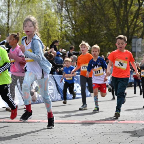 12.04.2026 - 45. Internationalen Wilhelmsburger Insellauf J. Mangold http://msf.ph/oto/9521892 12.04.2026 14:20:49 Ziel 3, 285, 1073, 767, 404, 318, 539, 431, 135, 545, 537, 30, 133, 977, 84, 1606, 473, 956, 467, 324, 299, 1605, 278 meine-sportfotos.de