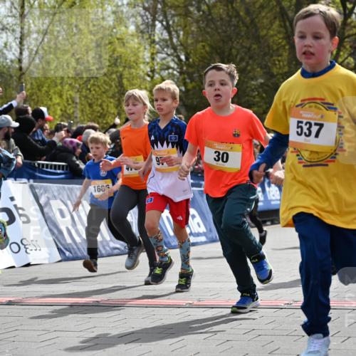 12.04.2026 - 45. Internationalen Wilhelmsburger Insellauf J. Mangold http://msf.ph/oto/9521898 12.04.2026 14:20:49 Ziel 3, 285, 1073, 767, 404, 318, 539, 431, 135, 545, 537, 30, 133, 977, 84, 1606, 473, 956, 467, 324, 299, 1605, 278 meine-sportfotos.de