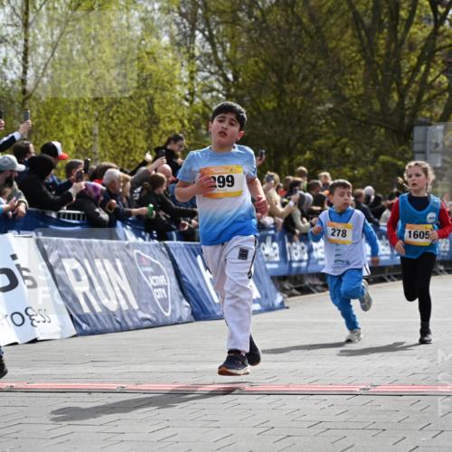 12.04.2026 - 45. Internationalen Wilhelmsburger Insellauf J. Mangold http://msf.ph/oto/9521917 12.04.2026 14:20:52 Ziel 431, 135, 545, 537, 30, 133, 977, 84, 1606, 473, 956, 467, 324, 299, 1605, 278, 760 meine-sportfotos.de