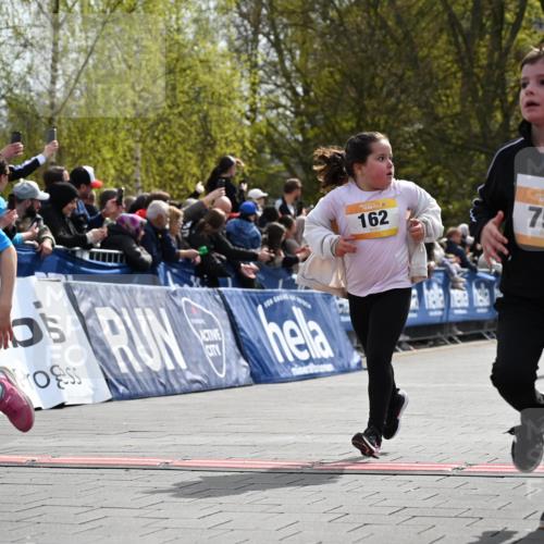 12.04.2026 - 45. Internationalen Wilhelmsburger Insellauf J. Mangold http://msf.ph/oto/9521994 12.04.2026 14:21:05 Ziel 696, 107, 818, 732, 756, 1603, 162, 280, 149 meine-sportfotos.de