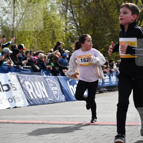 12.04.2026 - 45. Internationalen Wilhelmsburger Insellauf J. Mangold http://msf.ph/oto/9521996 12.04.2026 14:21:05 Ziel 696, 107, 818, 732, 756, 1603, 162, 280, 149 meine-sportfotos.de