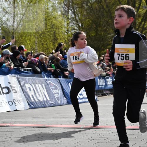 12.04.2026 - 45. Internationalen Wilhelmsburger Insellauf J. Mangold http://msf.ph/oto/9521997 12.04.2026 14:21:05 Ziel 696, 107, 818, 732, 756, 1603, 162, 280, 149 meine-sportfotos.de