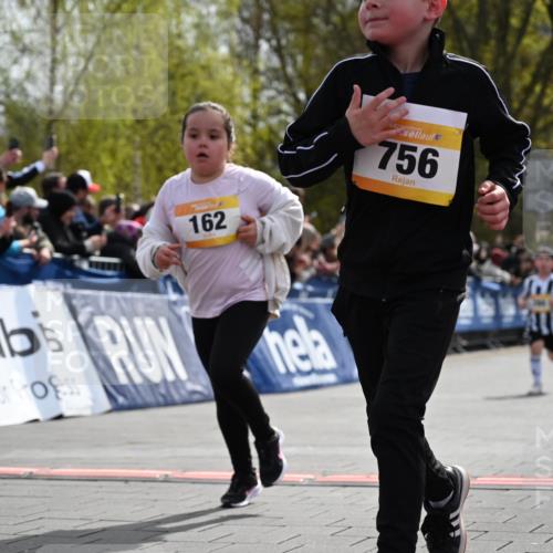 12.04.2026 - 45. Internationalen Wilhelmsburger Insellauf J. Mangold http://msf.ph/oto/9522000 12.04.2026 14:21:05 Ziel 696, 107, 818, 732, 756, 1603, 162, 280, 149 meine-sportfotos.de