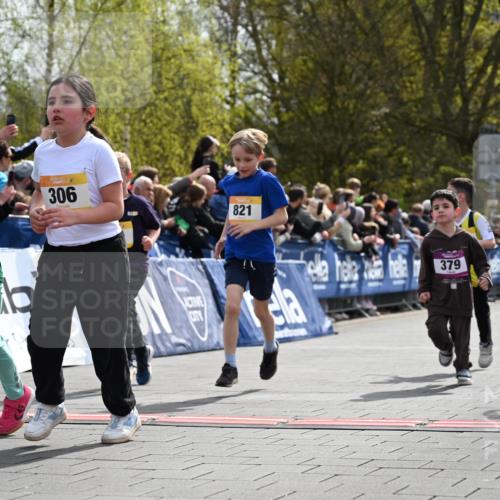 12.04.2026 - 45. Internationalen Wilhelmsburger Insellauf J. Mangold http://msf.ph/oto/9522055 12.04.2026 14:21:15 Ziel 618, 241, 306, 1001, 130, 126, 460, 821, 99, 771, 62, 768, 937, 263 meine-sportfotos.de