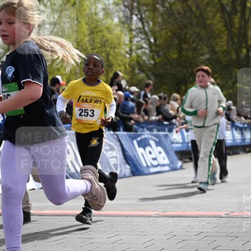12.04.2026 - 45. Internationalen Wilhelmsburger Insellauf J. Mangold http://msf.ph/oto/9522172 12.04.2026 14:21:32 Ziel 528, 797, 984, 811, 128, 828, 1005, 925, 253, 988, 964, 972, 1627, 951 meine-sportfotos.de